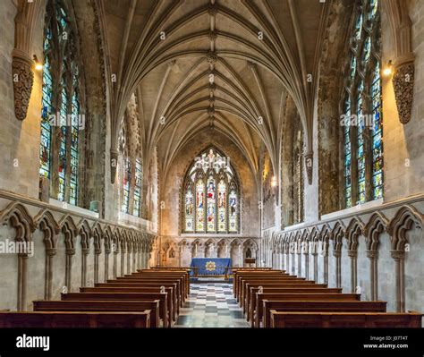 A Catedral de Albans: Um Tesouro Medieval Envolto em História e Mistérios