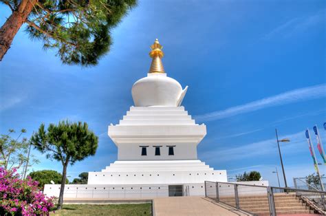 Pagoda de Leigongshan! Uma Jornada Espiritual Através dos Céus e da História