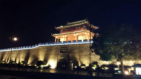 A Porta da Cidade de Xiangyang: Uma Fortaleza Imponente que Conta Histórias de um Passado Glorioso!