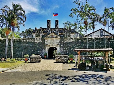 Fort San Pedro: Uma Fortaleza Histórica com Vistas de Infinitos Azul-Turquesa!