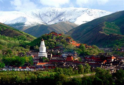 Monte Wutai: Um Oásis de Paz e História Ancestral em Jiaozuo!