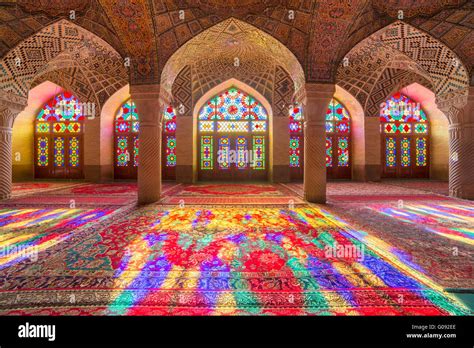 Nasir al-Mulk Mosque: Uma Sinfonia de Cores e Luz Divina em Shiraz!