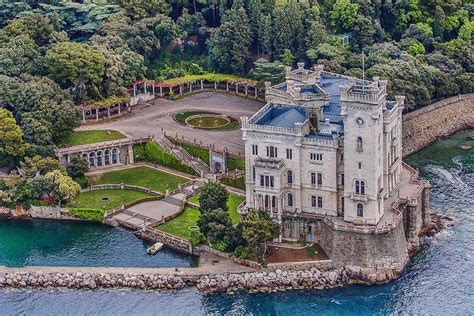 O Castelo di Miramare: Um Palácio de Fadas à Beira-Mar em Trieste!