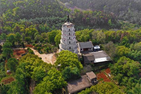 O Templo de Jingzhou, Um Santuário Histórico à Beira do Rio Yangtzé!